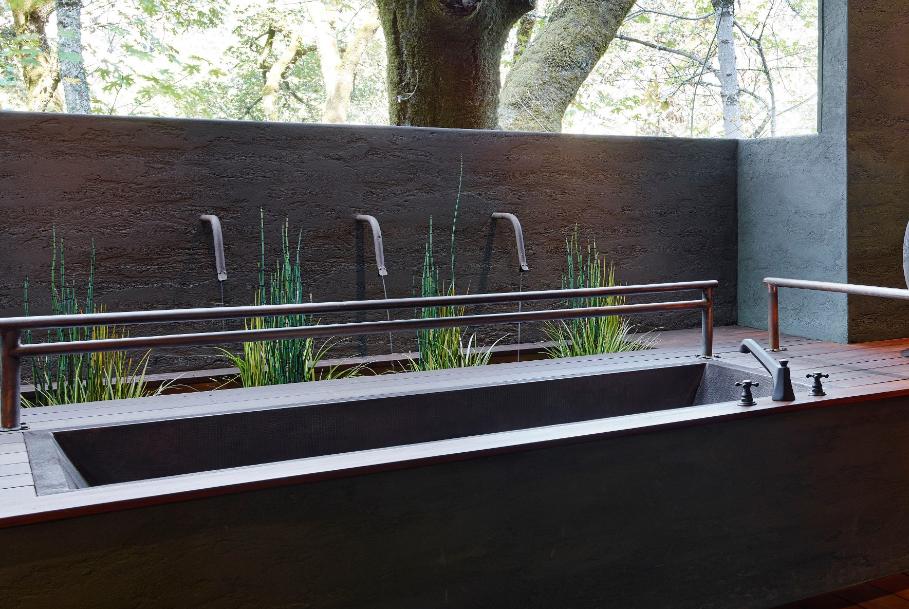 Copper tub in the spa Tree House room