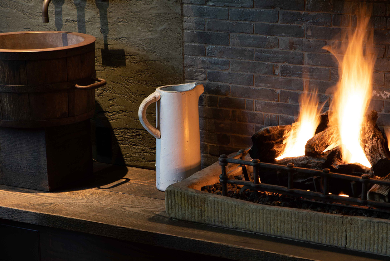 Fireplace in the spa Tree House room