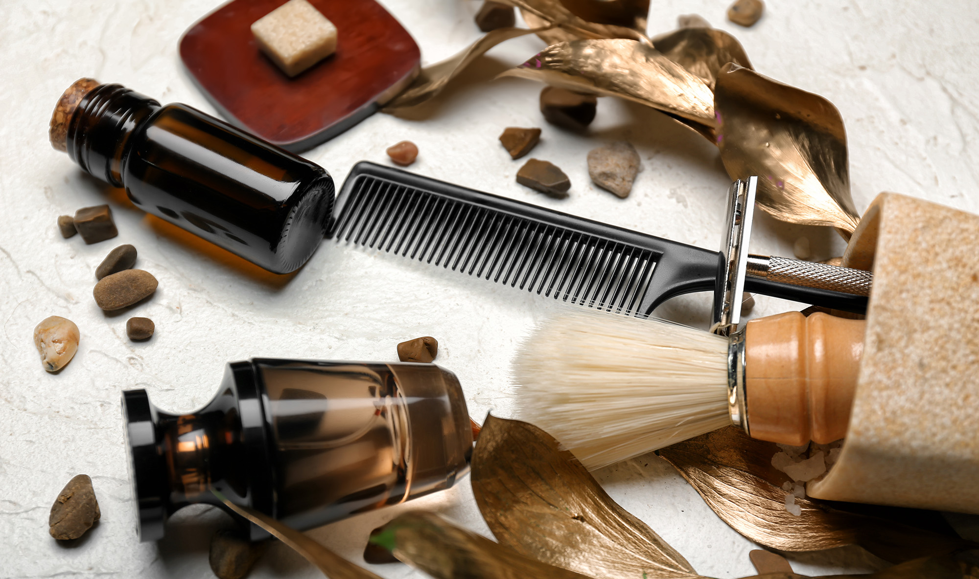 Composition with shaving accessories for men and cosmetics